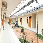 RedDoorz near Balekambang City Park