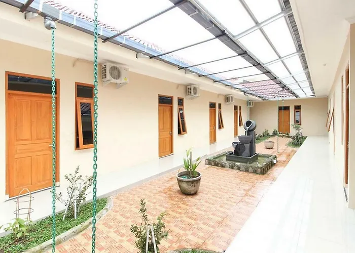RedDoorz near Balekambang City Park