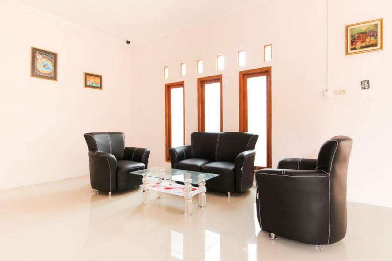 Wisma tamu Reddoorz Near Balekambang Park