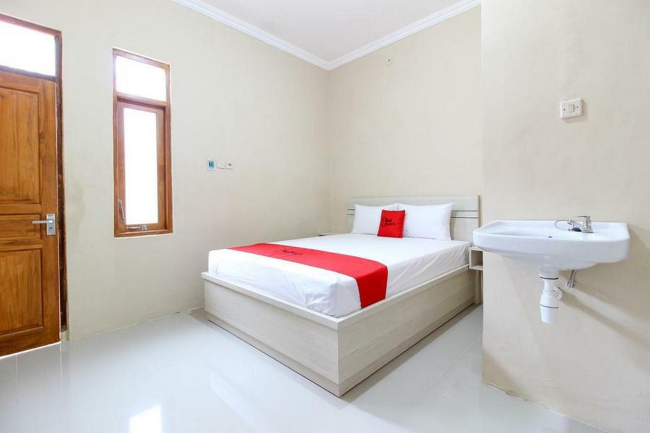 Wisma tamu Reddoorz Near Balekambang Park 2*
